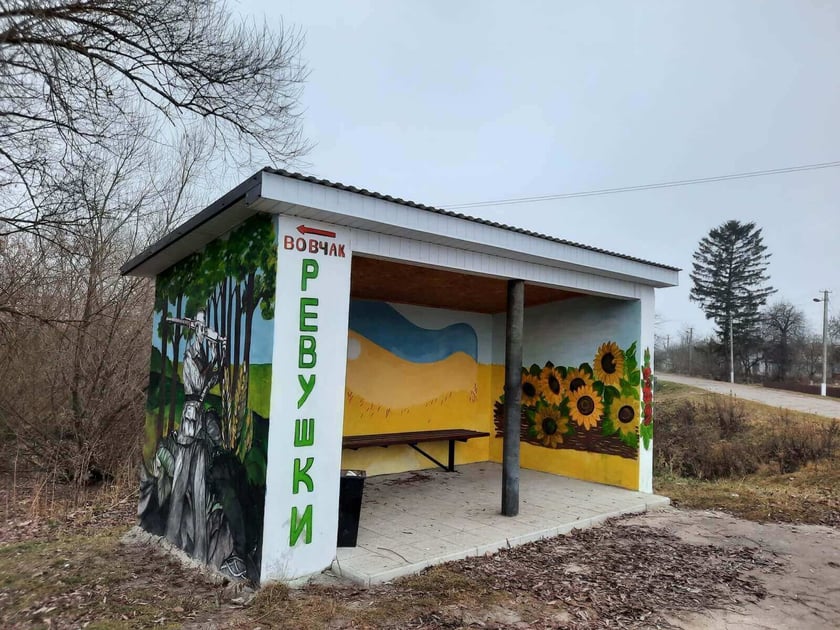 На Волині розфарбували зупинку (ФОТО)