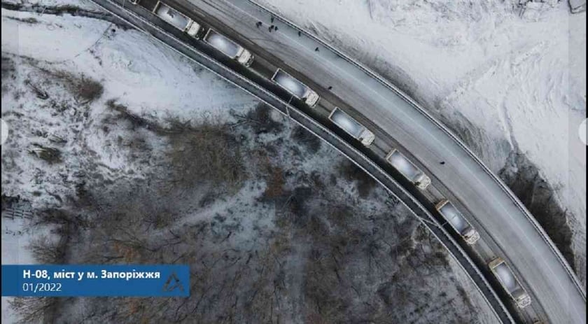 У Запоріжжі фурами випробовують на міцність новозбудований вантовий міст (ФОТО)