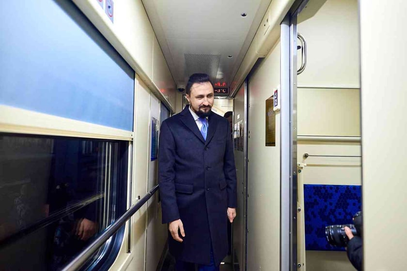 Укрзалізниця отримала 5 нових СВ-вагонів від Крюківського заводу (ФОТО)