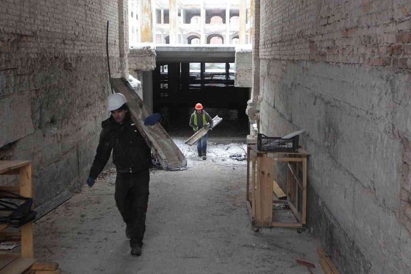 Як проводять протиаварійні роботи у будівлі столичного Гостинного двору (ФОТО)