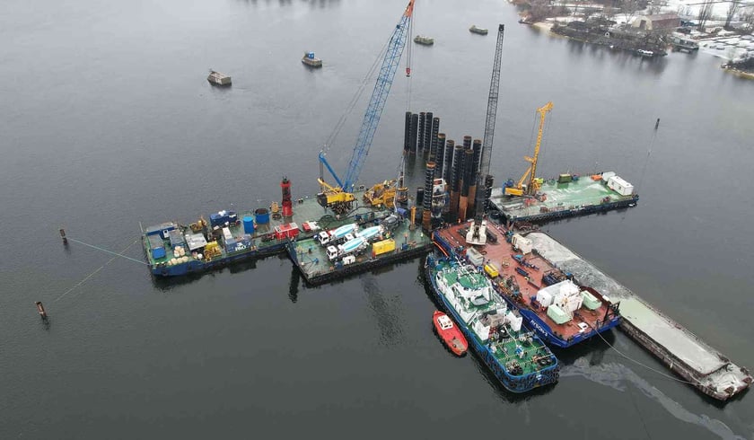 На будівництві нового мосту у Кременчуці почали бетонувати першу палю (ФОТО)