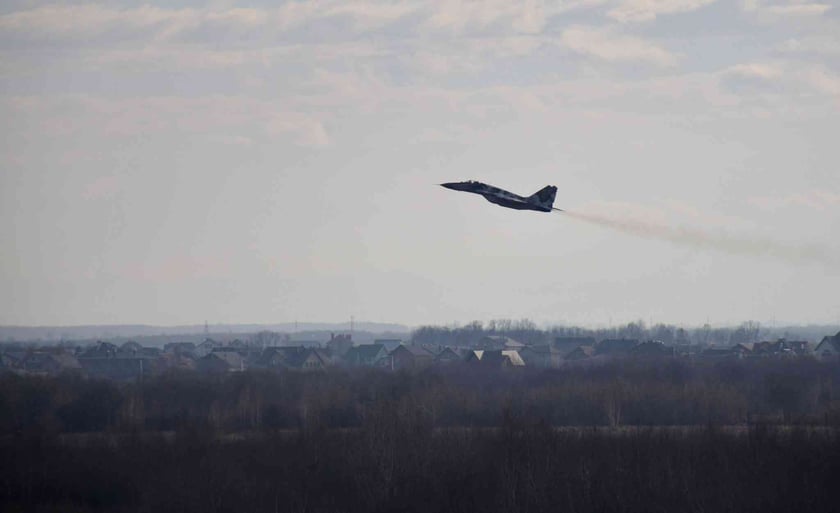 На Івано-Франківщини льотчики-винищувачі взяли участь у нічних польотах