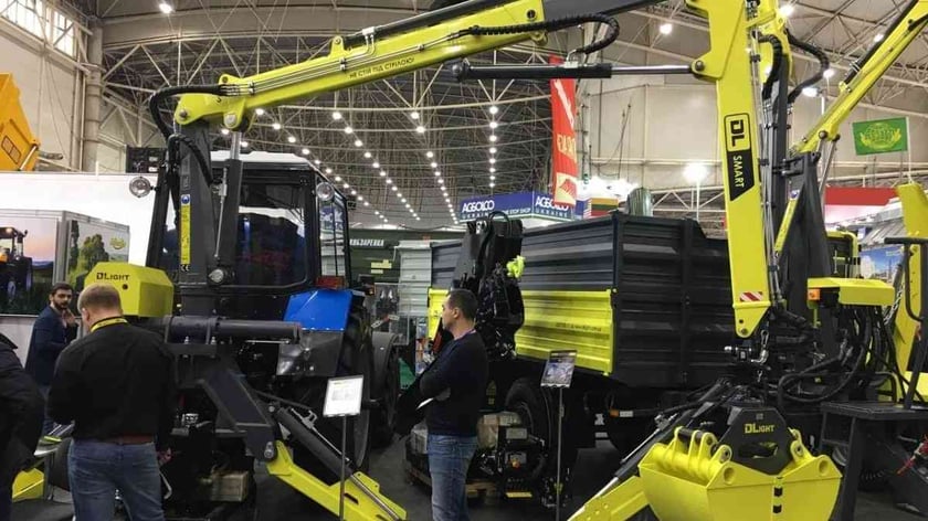 Український виробник презентував роботизований тракторний кран-маніпулятор (ВІДЕО)