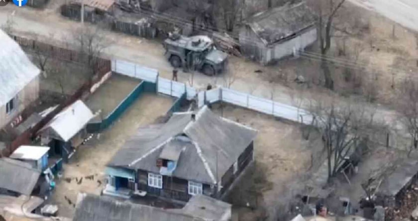 Українська артилерія знищила ворожу БМП, заховану у копиці сіна (ВІДЕО)