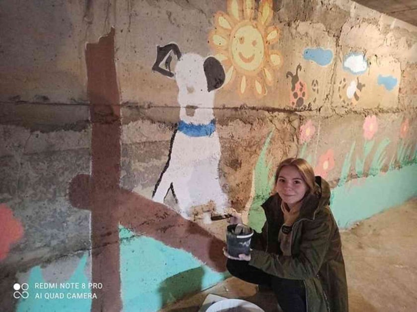 На Рівненщині волонтери розмальовують стіни в бомбосховищах