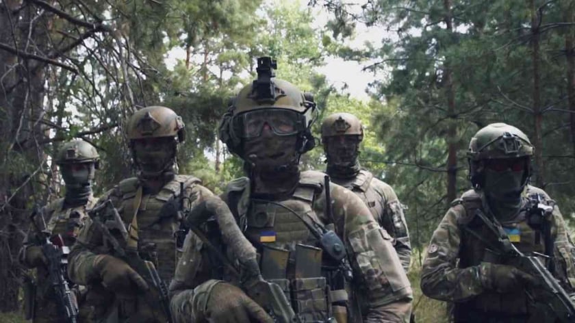 У Гостомелі українські спецпризначенці знищили 20 російських БМД (ВІДЕО)