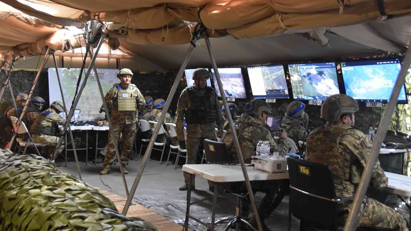 «Українське сафарі». Військові показали, як Bayraktar знищує техніку окупантів (ВІДЕО)