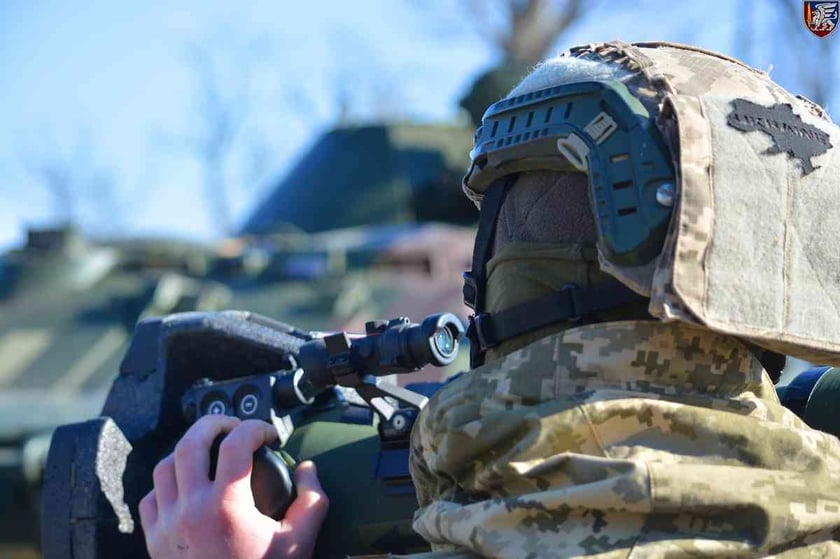 З’явилося відео, як наші артилерійські підрозділи знищують бронетехніку противника