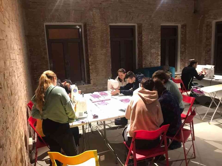 Шиють спальники для бійців та подушки для біженців. Як працює «Арт-коворкінг» у Дніпрі