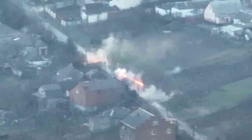 «Азов» показав, як знищує російські танки на вулицях Маріуполя (ВІДЕО)