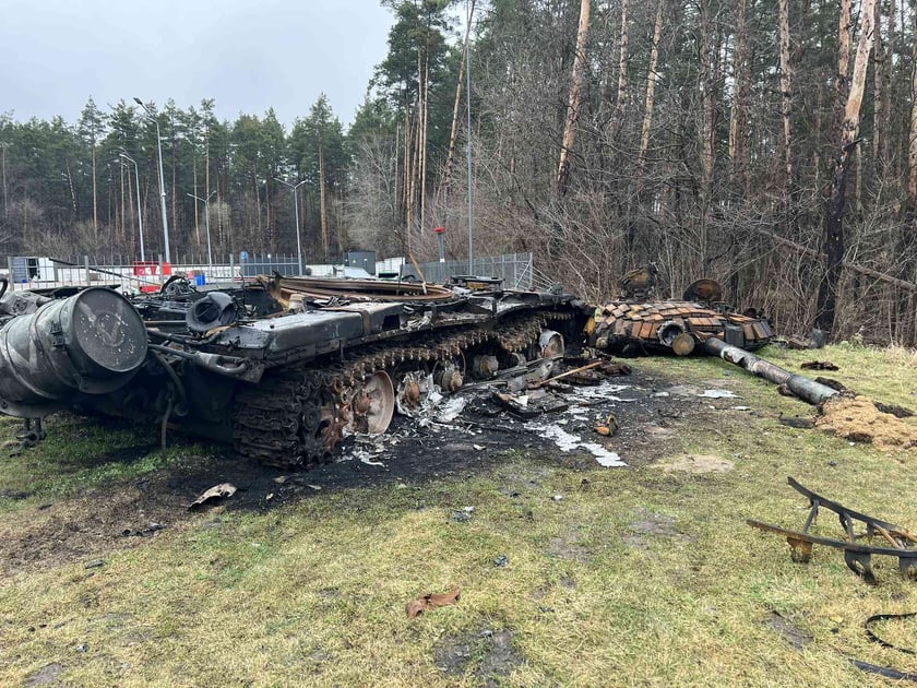 Німецький репортер показав «кладовище» російських танків на Київщині (ВІДЕО)
