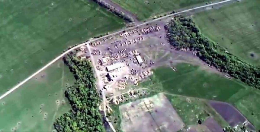 «Знищили на тому ж місці». Українські десантники вдруге розбомбили техніку окупантів (ВІДЕО)