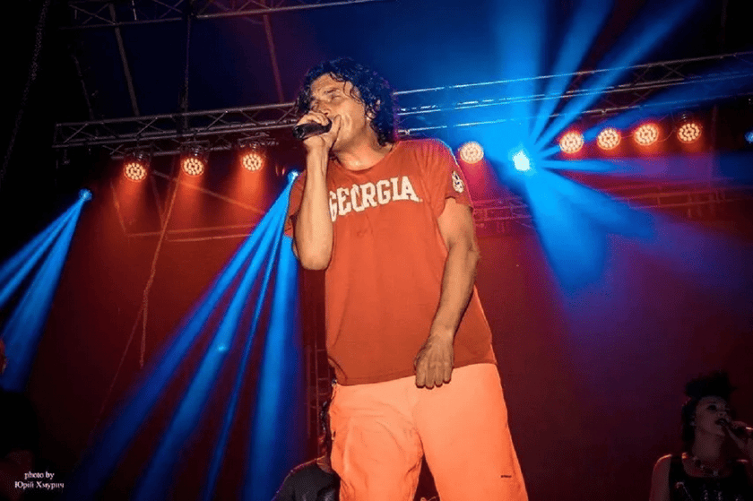 Родина Кузьми Скрябіна передала на аукціон футболку музиканта, щоб допомогти ЗСУ