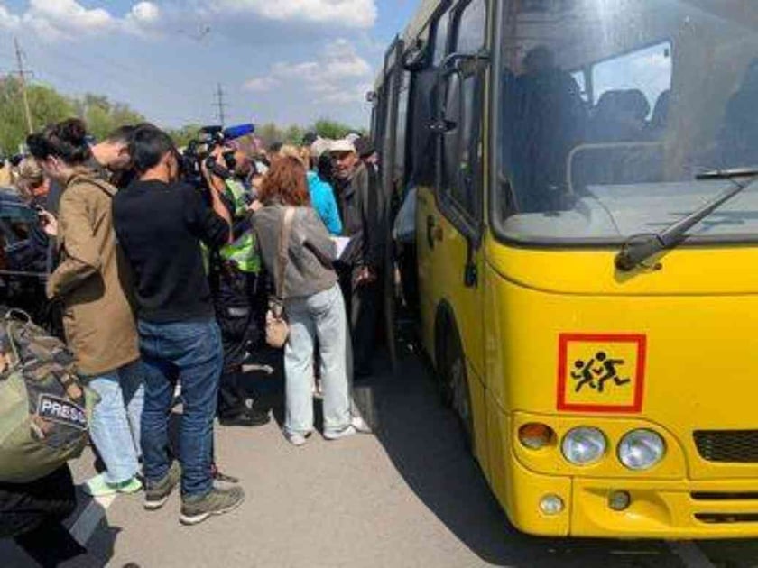 Понад 100 людей, евакуйованих з «Азовсталі», прибули до Запоріжжя