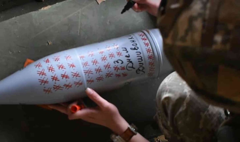 ЗСУ «привітали» окупантів з Днем вишиванки снарядами з орнаментом (ВІДЕО)