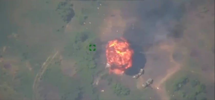 Бійці 40-ї артилерійської бригади спалили ворожу техніку з боєкомплектом (ВІДЕО)