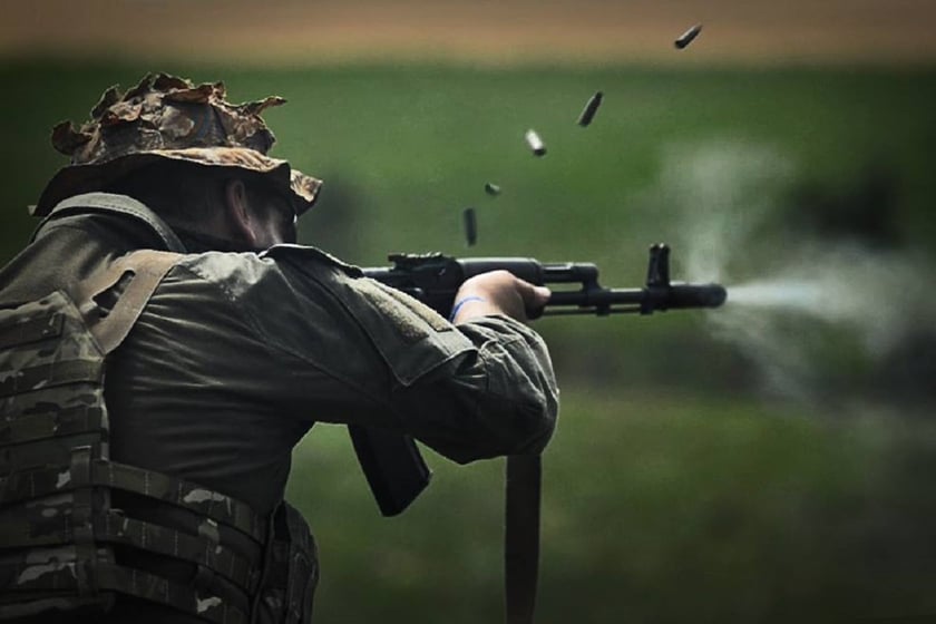 Воїни 93-ї ОМБр показали, як палає техніка окупантів на Харківщині (ВІДЕО)