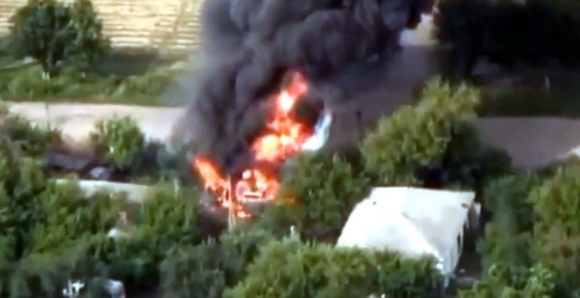 Артилерія ЗСУ ефектно спалила колону вантажівок РФ, «забиту» боєприпасами (ВІДЕО)