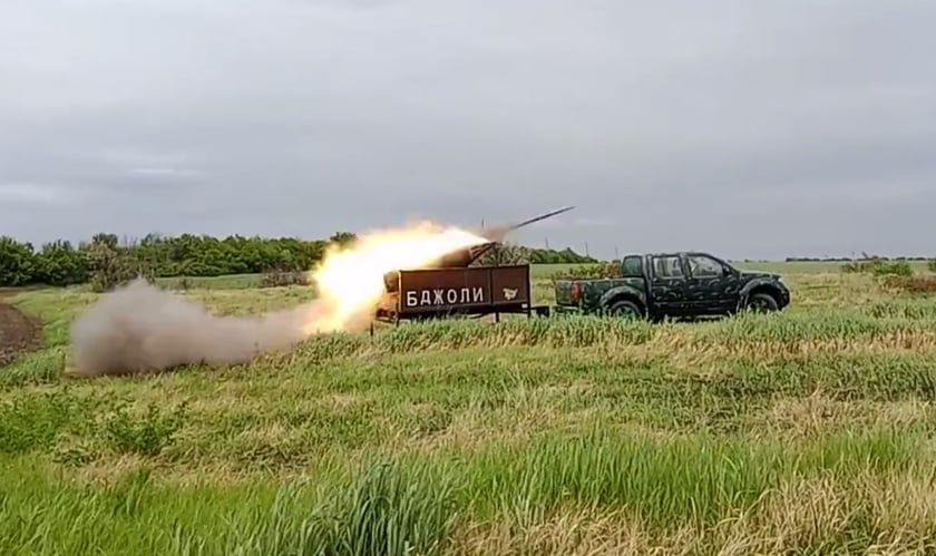 ЗСУ обладнали установку для авіаракет в причепі легковика та гатять з неї по ворогу (ВІДЕО)