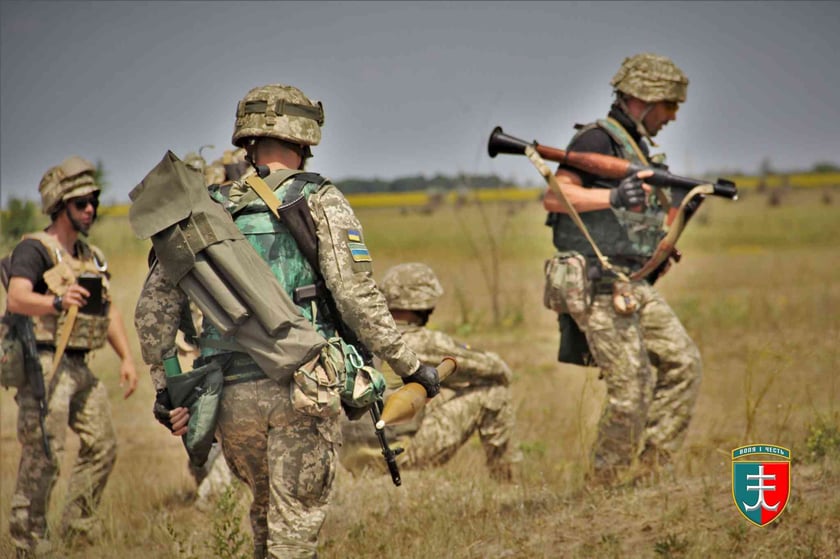 Одеські морпіхи з арти «насипали» окупантам на Херсонщині (ВІДЕО)