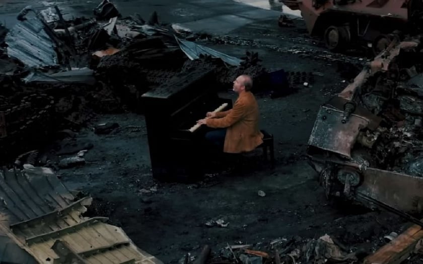 Американський музикант зняв кліп біля зруйнованого аеродрому в Гостомелі