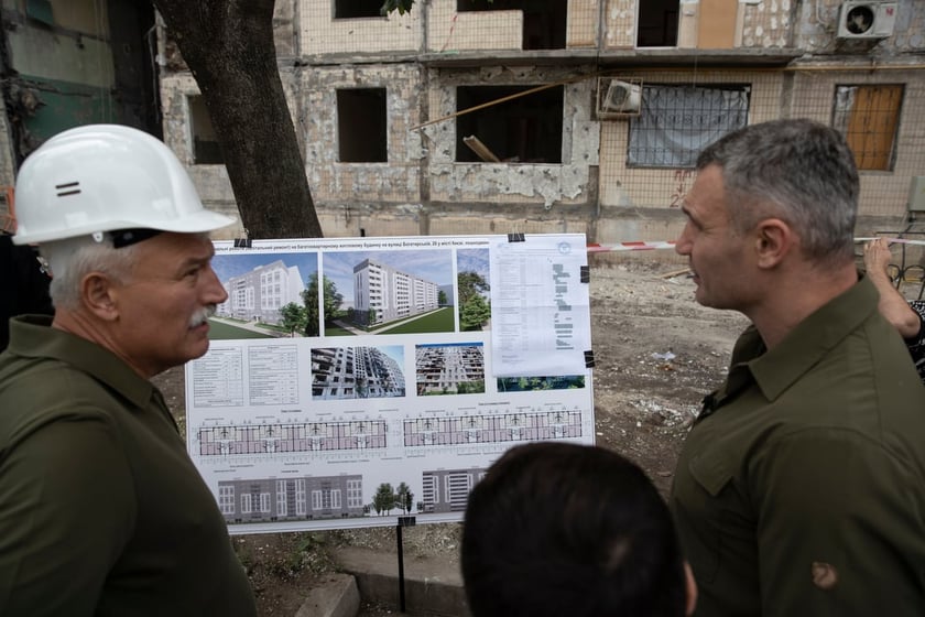 У Києві відновлюють 11 будинків, пошкоджених російськими ракетами