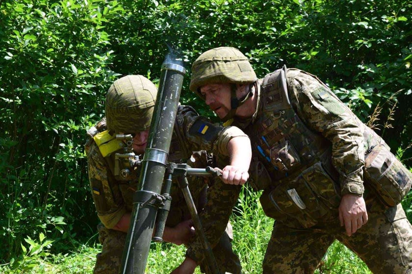 Танкісти ЗСУ разом із мінометниками накрили вогнем «схованку» окупантів (ВІДЕО)