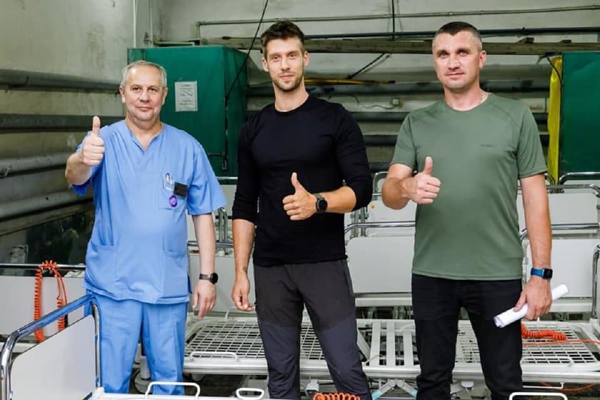 Німецький вчитель-волонтер передав лікарням Харківщини електроліжка