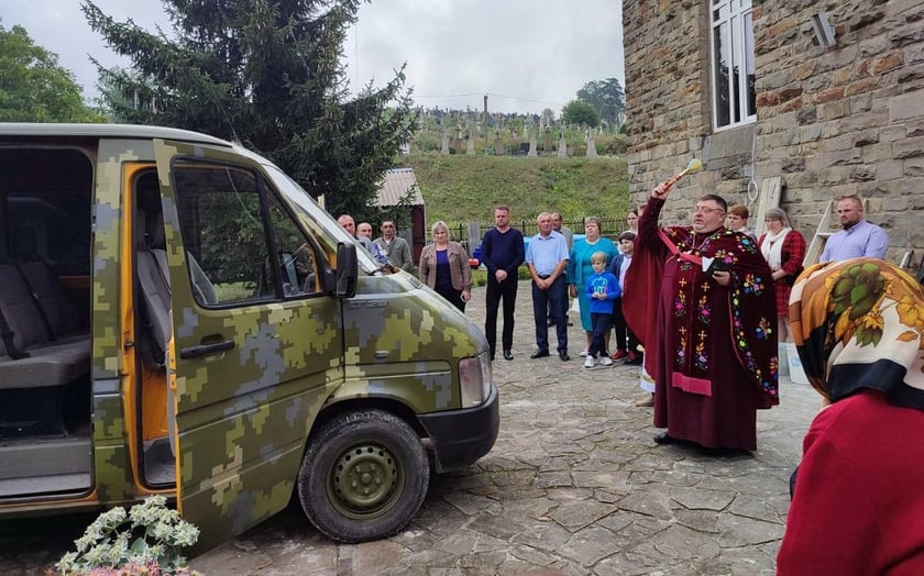 Жителі Кровинки на Тернопільщині передали на фронт військовий «бусик»