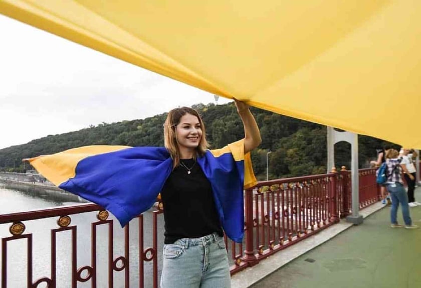 У Києві 430-метровим прапором об’єднали два береги Дніпра (ФОТО)