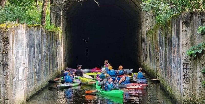 У Києві провели благодійний концерт на каяках у затопленому тунелі