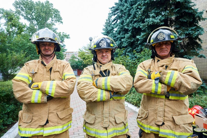 Укрзалізниця отримала сучасну амуніцію для пожежників від іноземних волонтерів