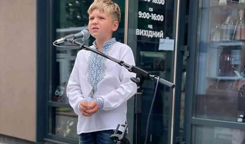 8-річний школяр зібрав понад ₴70 тис. для ЗСУ, співаючи на вулицях Львівщини (ВІДЕО)