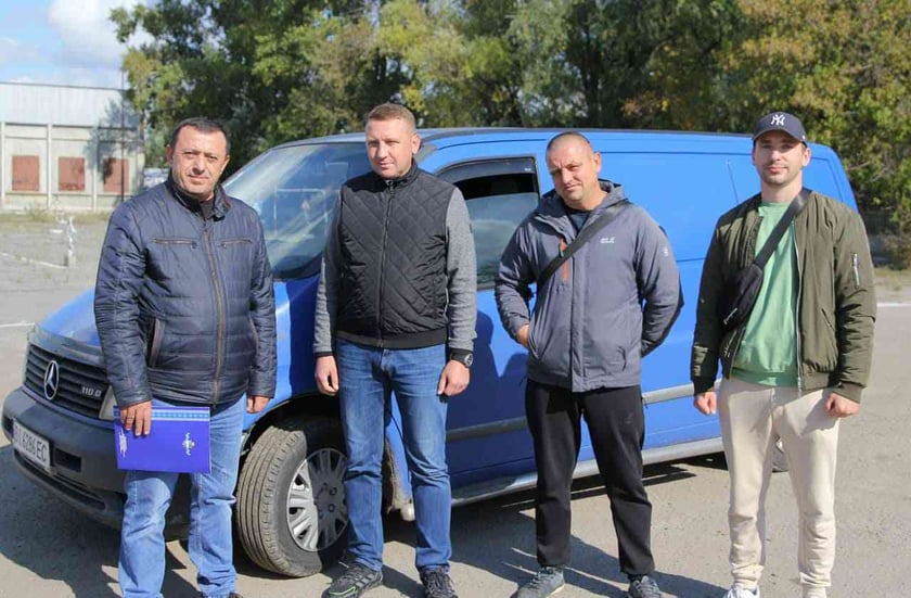 На Полтавщині друзі-волонтери самотужки зібрали гроші на «Мерседес Віто» для захисників