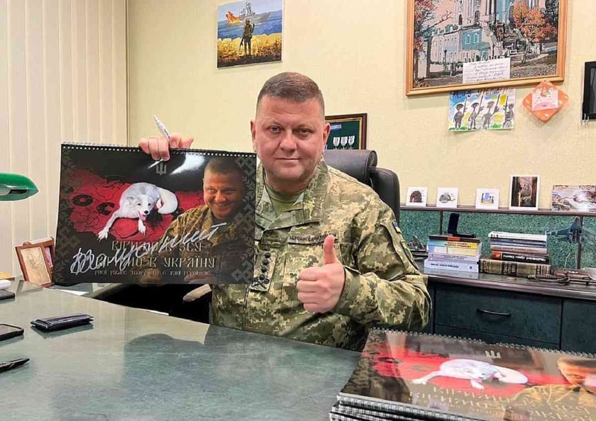 Волонтери розігрують у лотерею військові календарі з автографом Залужного
