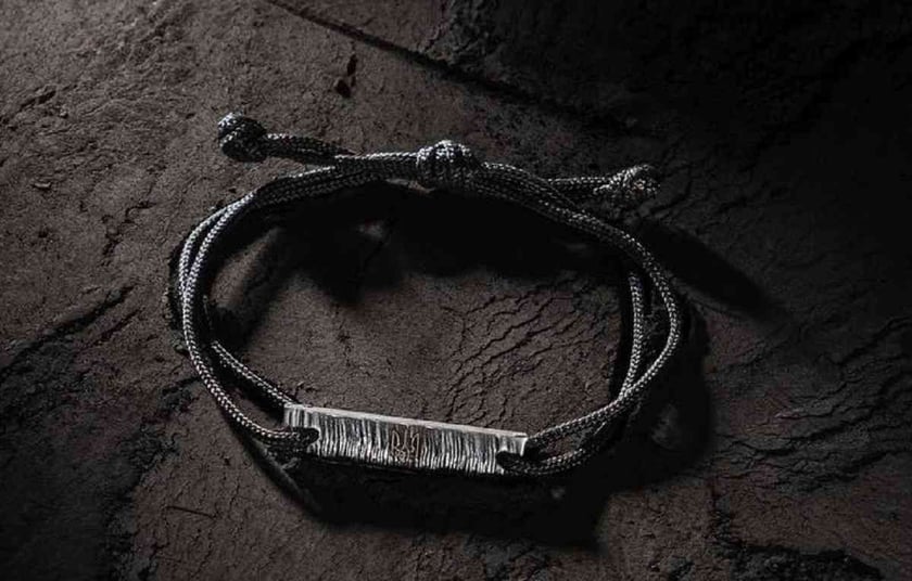 З останньої довоєнної партії «Азовсталі» виготовили браслети на підтримку ЗСУ