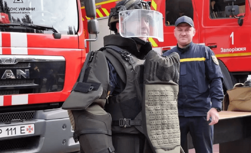 Запорізькі рятувальники отримали 6 піротехнічних костюмів і 30 переносних радіостанцій