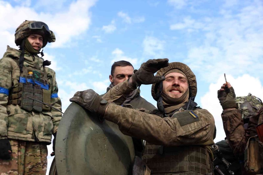 Ударний дрон десантників ЗСУ вполював одразу два БТР-82А окупантів (ВІДЕО)