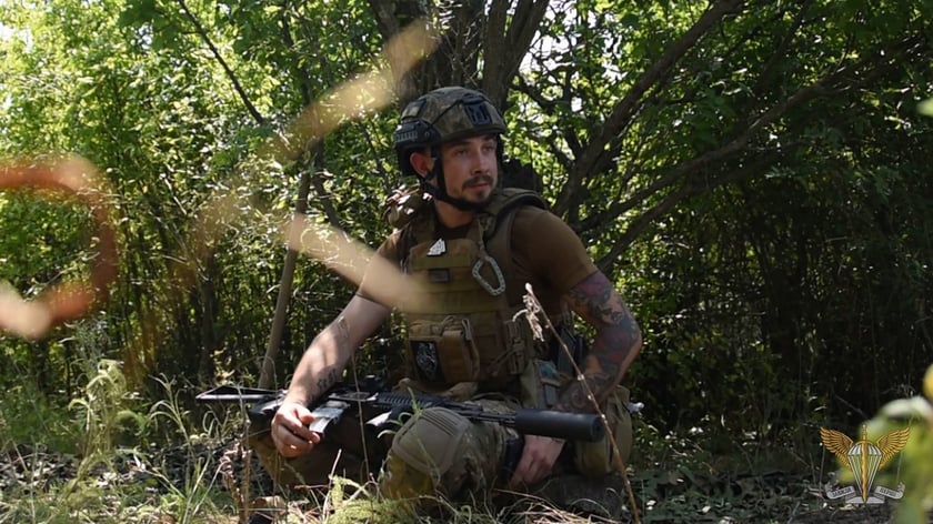 «Влаштували полювання». Десантники ЗСУ знищили замасковану бронетехніку ворога (ВІДЕО)