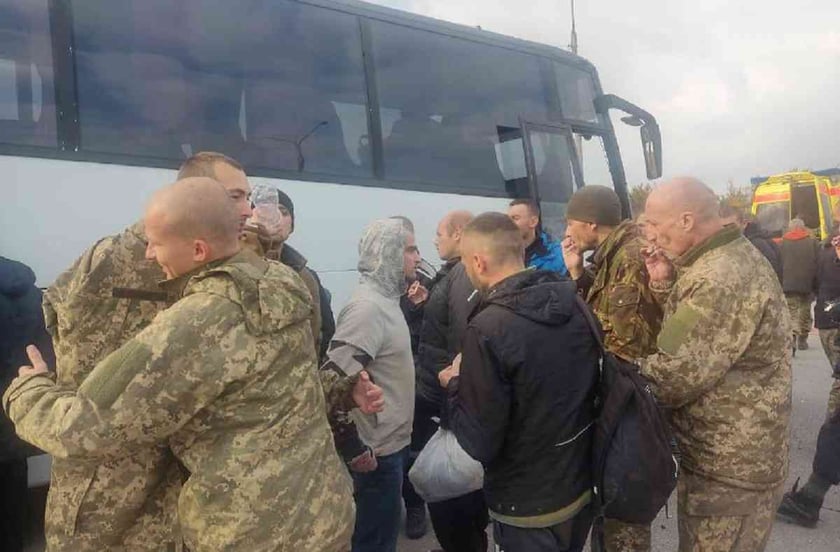 Україна повернула з полону 52-х військових і цивільних