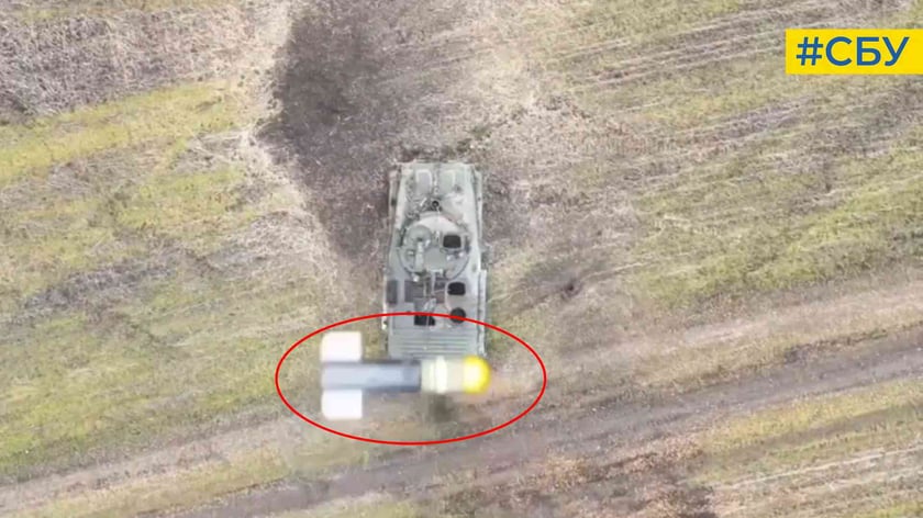 «Трьохочковий постріл». Дрон СБУ закинув снаряд у люк ворожої БМП (ВІДЕО)