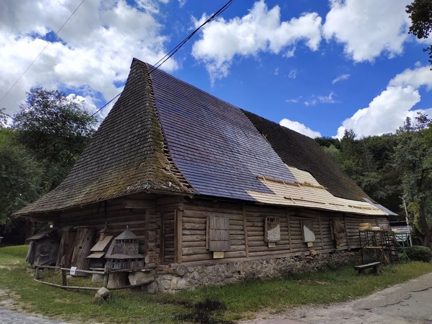 На Львівщині відреставрували 200-річну  бойківську стодолу (ФОТО)