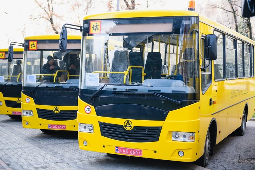 Громади на Дніпропетровщині отримали 10 шкільних автобусів