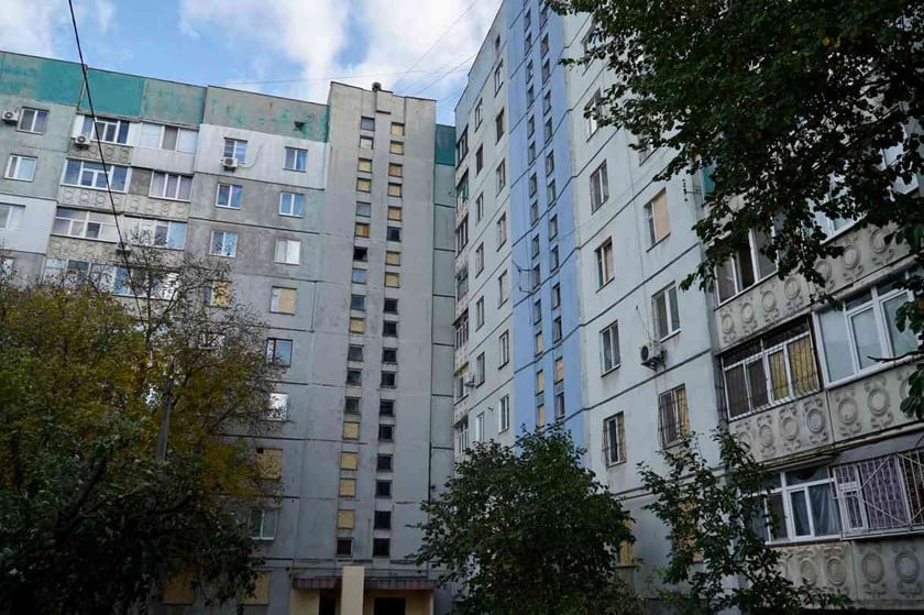 «Допомога між громадами»: бригада з Рівненщини «зашила» вікна у 30 багатоповерхівках Миколаєва