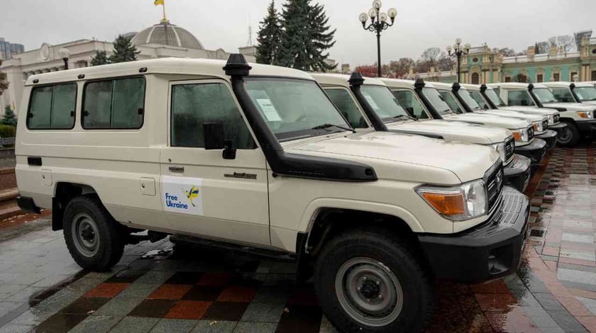 Україна отримала від партнерів 21 позашляховик для медиків