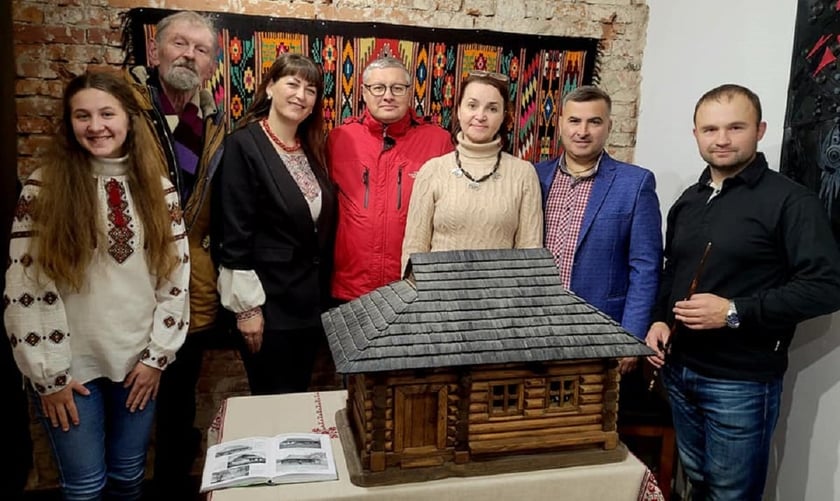 У Коломиї майстер виготовив давню хату у мініатюрі
