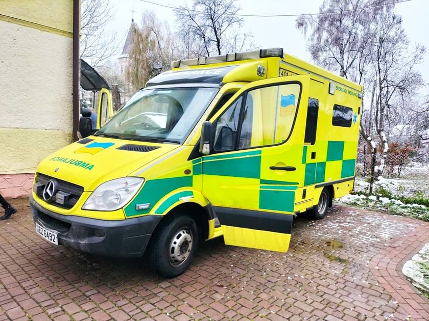 Громада на Франківщині отримала від британських благодійників реанімобіль