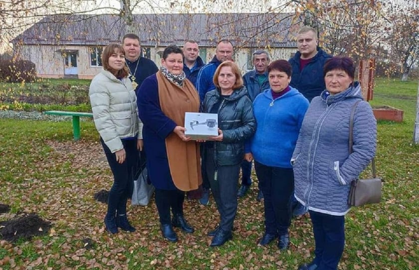 Жителі громади на Рівненщині придбали квадрокоптер для військових