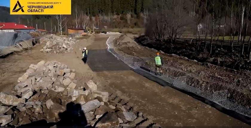 На Буковині на висоті 925 м над рівнем моря реконструюють дорогу до Румунії