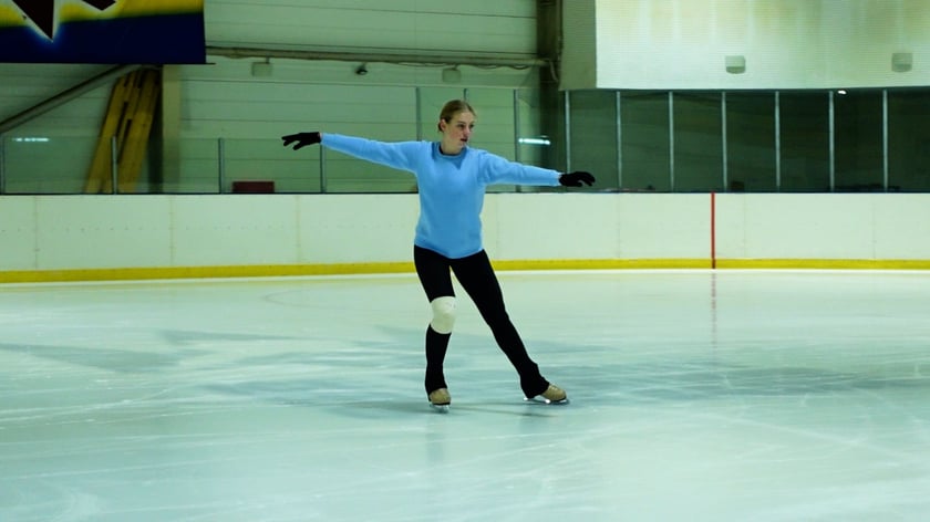 На Прикарпатті переселенка з Херсона вчить дітей фігурного ковзання (ВІДЕО)